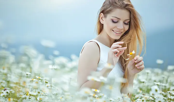 dievča v kvetinách